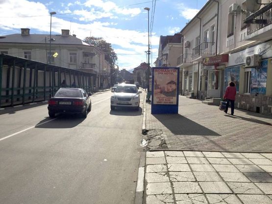 Фото рекламної площини за адресою вул.Мазепи, магазин Пікант (міська рада-пошта), напрямок руху на Яремче,Буковель