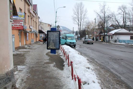 Фото рекламной плоскости по адресу Чороновола, автозупинка на Делятин, офісний центр Старий побут, напрямок руху на Івано-Франківськ, Богородчани