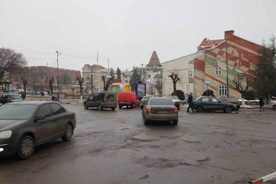 Фото рекламной плоскости по адресу Чорновола, міський фонтан, пошта, РДА, маг.Ольга, напрямок руху на Яремче, Буковель