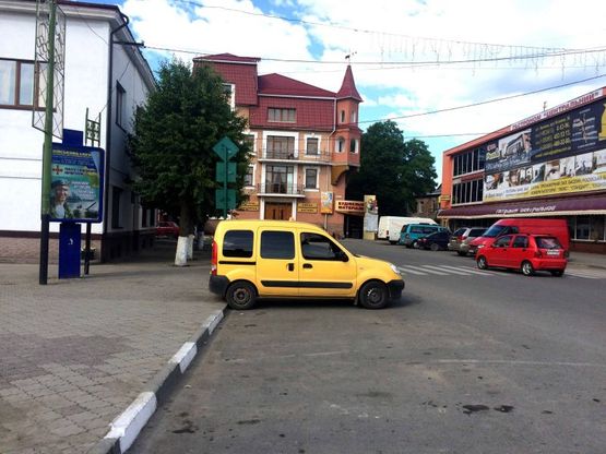 Фото рекламної площини за адресою Майдан Шеченка, музей, гастроном Центральний, праворуч