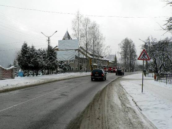 Фото рекламної площини за адресою Траса Н-09 Мукачево-Львів, Свободи, центральна частина міста, пожежна частина, масив багатоповерхових будівель, напрямок руху на Буковель (верх)