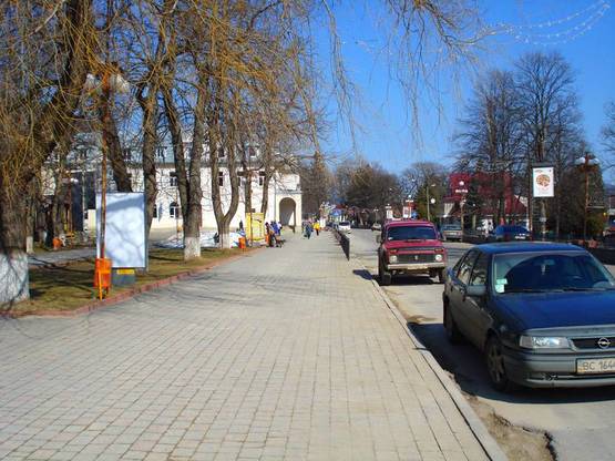 Фото рекламной плоскости по адресу Траса Н-09 Мукачево-Львів, Свободи, центральна міська алея, привокзальна площа, з/д вокзал, кафе Каштан, напрямок руху на Івано-Франківськ