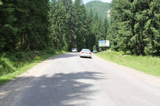 Фото рекламної площини за адресою Траса Н-09 Мукачево-Львів, дорога на Буковель (с.Поляниця), 450 м після повороту з траси, напрямок руху на Буковель