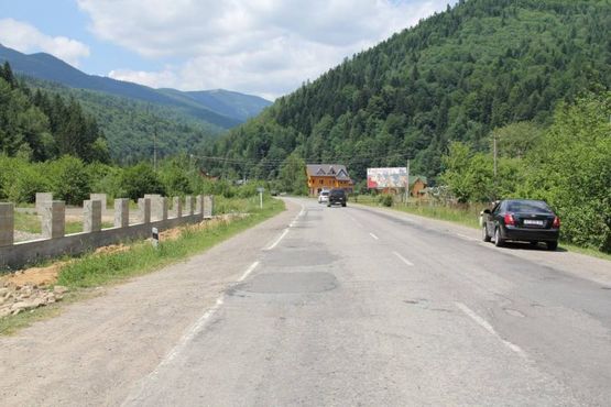 Фото рекламной плоскости по адресу Траса Н-09 Мукачево-Львів, готель Три підкови, напрямок руху на Буковель