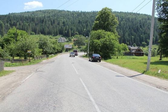Фото рекламной плоскости по адресу Траса Н-09 Мукачево-Львів, 300 м після готелю Гердан, в`їзд у селище, напрямок руху на Буковель