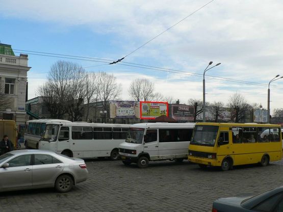 Фото рекламной плоскости по адресу Привокзальна, при вході до перону праворуч від залізничного вокзалу другий зліва, автостанція регіонального значення (вул.Гаркуші, Залізнична)