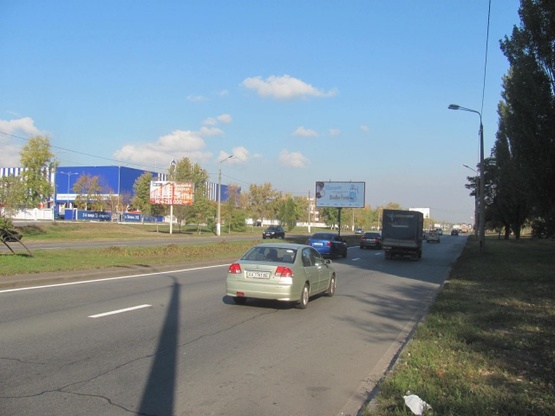 Фото рекламной плоскости по адресу Богатырская ул., 6 (ТЦ "Епицентр", маркет "Сильпо",банк ПУМБ), направ. в Вышгород