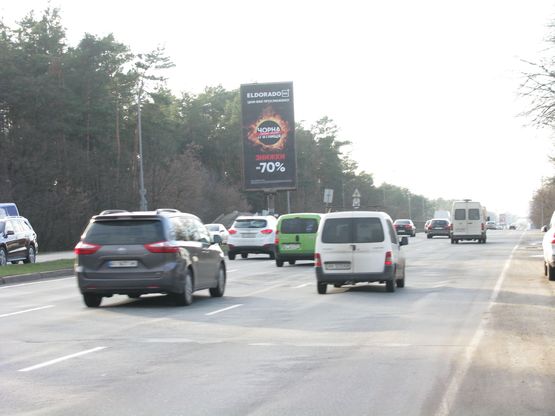 Фото рекламной плоскости по адресу Броварський пр., 93 на розподільчій смузі у напрямку центру