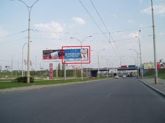 Фото рекламної площини за адресою Героев Сталинграда проспект / Московский проспект  (разделитель) по ходу в центр