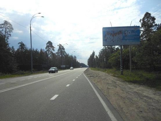 Фото рекламной плоскости по адресу Конча-Заспа, траса Р-02, км 30+100 право, зупинка "Козин-2", навпроти  АЗС "БРСМ", супермаркет "FAVORE"