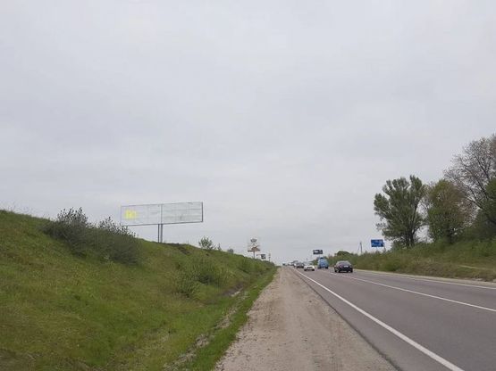 Фото рекламной плоскости по адресу Обїздна М-10, Західний обхід м. Львів, біля гот. Панська Гора в сторону ТРЦ King Cross Leopolis (лівий)