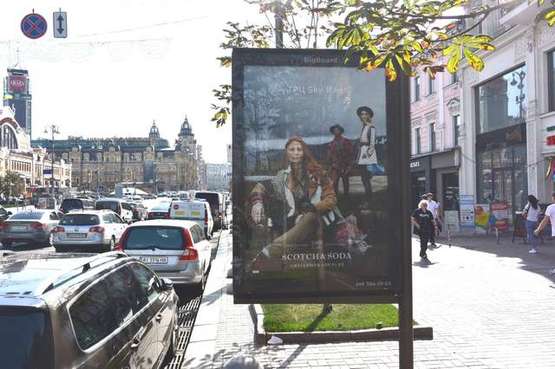 Фото рекламної площини за адресою Хрещатик вул., 44 (магазин "Адидас", "Монарх") (№1)