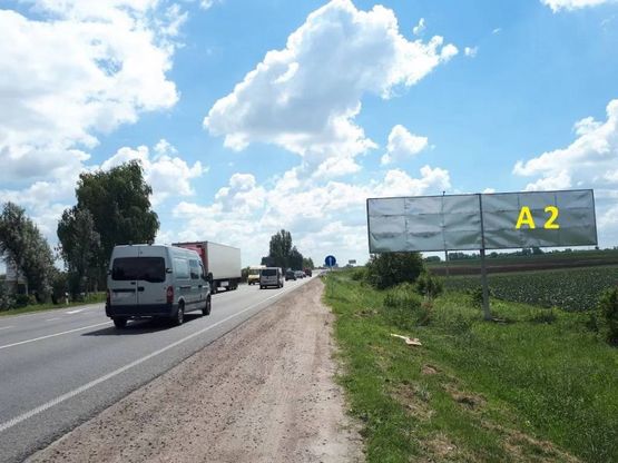 Фото рекламної площини за адресою Обїздна М-06, Київ-Чоп, перед виїздом на трасу Н-17 поворот на Гамалієвку в сторону Винник (привий)