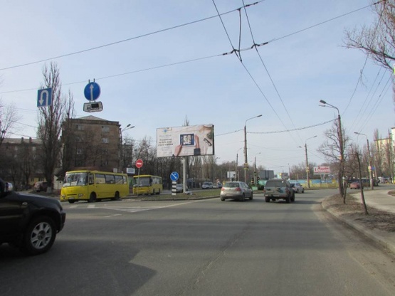 Фото рекламної площини за адресою Стеценко ул., 4 (Интернациональная пл.) разделитель по ходу из центра к  Интернациональной пл.