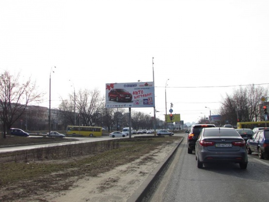 Фото рекламной плоскости по адресу Богатырская ул. / Полярная (на разделителе) по ходу к М"Петровка"