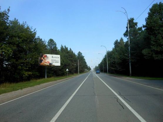 Фото рекламной плоскости по адресу Конча-Заспа, траса Р-02, км 30+750 право,   заміська резиденція  "QUEEN", клуб "SPORT LIFE", супермаркет "FAVORE"