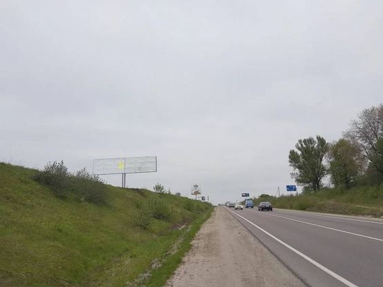 Фото рекламной плоскости по адресу Обїздна М-10, Західний обхід м. Львів, біля гот. Панська Гора в сторону ТРЦ King Cross Leopolis