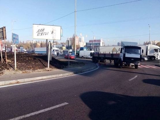 Фото рекламної площини за адресою Б. Окружная перед пoвoрoтoм на Вишневoе 2