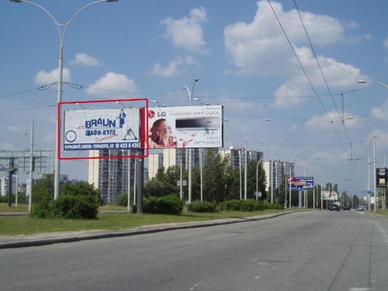 Фото рекламной плоскости по адресу Героев Сталинграда проспект / Московский проспект  (разделитель) по ходу на Оболонь из центра