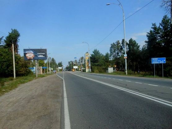 Фото рекламной плоскости по адресу Конча-Заспа, траса Р-02, км 30+100 право, зупинка "Козин-2", навпроти  АЗС "БРСМ", супермаркет "FAVORE"