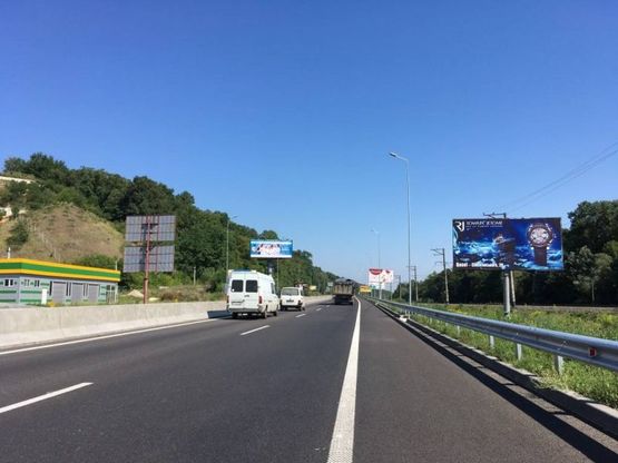 Фото рекламної площини за адресою Дніпровське шосе, 150 м після поворота на с. Лісники, траса Н-01 "Київ-Знам'янка", км 20+400 ліво, в'їзд в Київ