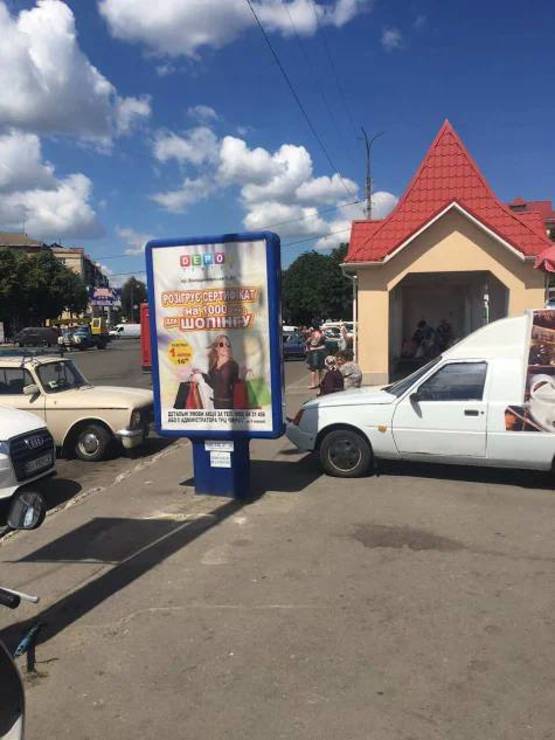 Фото рекламної площини за адресою пл. Ярмаркова з боку зупинки