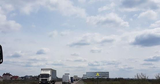 Фото рекламной плоскости по адресу Обїздна М-10, З.О. м. Львова, Панська Гора в сторону ТРЦ King Cross Leopolis 3