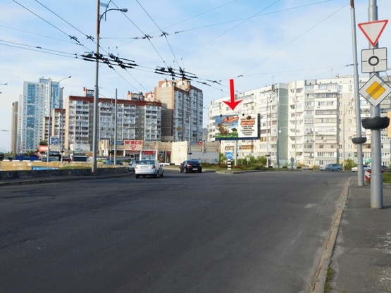 Фото рекламной плоскости по адресу Маяковского пр-т, возле ул.М.Цветаевой, на разделителе, из центра