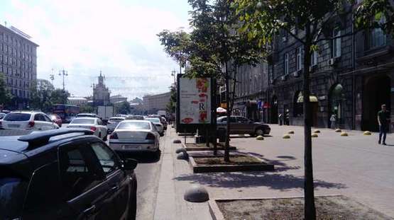 Фото рекламної площини за адресою Хрещатик вул., 8 (вихід з підземного переходу, банк "Хрещатик") (№1)