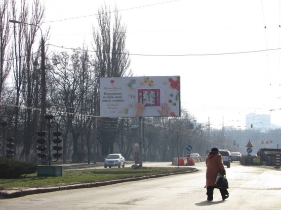 Фото рекламної площини за адресою Стеценко ул., 4 (Интернациональная пл.) разделитель по ходу от Интернациональной пл. в центр
