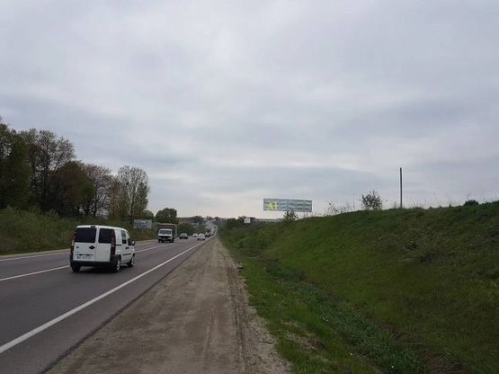 Фото рекламной плоскости по адресу Обїздна М-10, Західний обхід м. Львів, біля гот. Панська Гора в сторону МETRO (лівий)