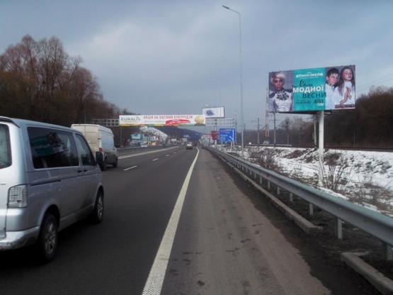 Фото рекламной плоскости по адресу Новообуховская трасса (Днепропетровское шоссе), в направлении г. Киев, 3км. после ТЦ"Мегамаркет", 300м до поворота на с. Лесники, 4км+700метров