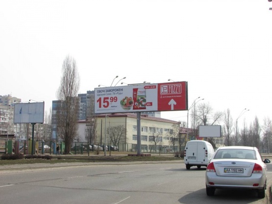 Фото рекламной плоскости по адресу Оболонский проспект, 2 (разделитель), по ходу от Метро"Оболонь" через 100м к Петровке
