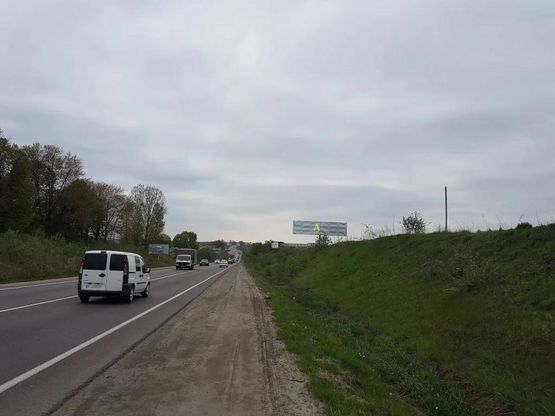 Фото рекламной плоскости по адресу Обїздна М-10, Західний обхід м. Львів, біля гот. Панська Гора в сторону МETRO