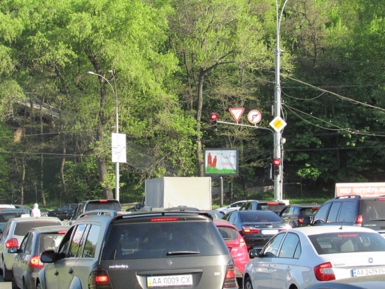 Фото рекламной плоскости по адресу Дружбы Народов бульвар (площадь ГВОВ) зелёная зона - ( 1 )