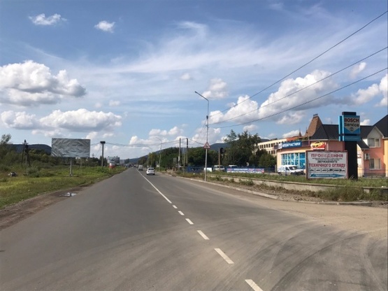 Фото рекламной плоскости по адресу м. Хуст, вул. Івана -Франка, навпроти BOSH сервіс, АЗС, в'їзд.