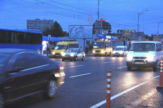 Фото рекламной плоскости по адресу Богатырская за подземным переходом 255м до граници Киева в направлении м.Петровка