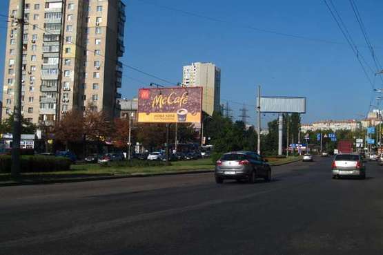 Фото рекламной плоскости по адресу Ярослава Івашкевича вул., 3; розподвльник (в напр. Виноградаря)