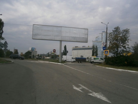 Фото рекламной плоскости по адресу Харьковская площадь (выезд из Бортничей с территории АЗС БРСМ)