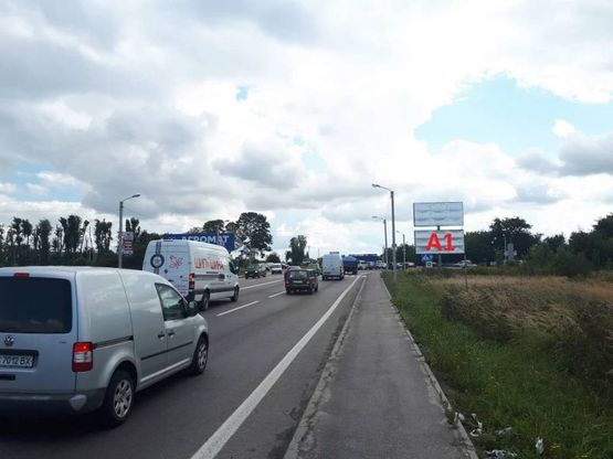 Фото рекламної площини за адресою Об'їзна М-10 З. О. м. Львова, Кільцева розв'язка виїзд від Автосалону Honda, Епіцентру, Метро в напрямку вул. Городоцької (нижній)