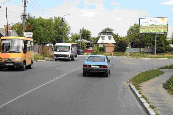 Фото рекламной плоскости по адресу перекресток ул. Толстого, ул. Комарова, ул. Г.Сталинграда, центральная клиника (клумба)