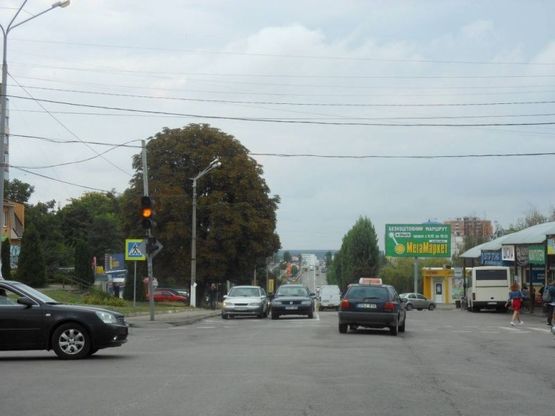 Фото рекламной плоскости по адресу м. Обухів, перетин вул.Київська-Каштанова, на зупинці; на світлофорі; 200 м. до супермаркету "Фуршет"
