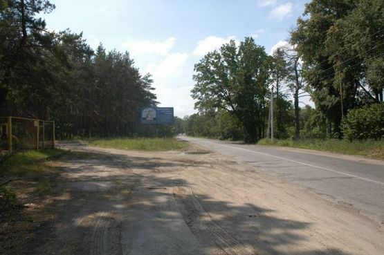 Фото рекламної площини за адресою поворот на с.Плюти,перед котеджним містечком "ПЛЮТОВО",  2+950 км. праворуч