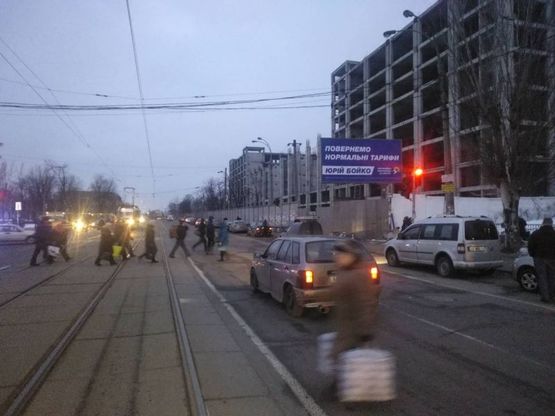 Фото рекламной плоскости по адресу вул.Привокзальна, 7, светофор, поворот на  вул. Пасхальну в напрямку вул.Набережна