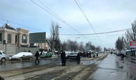 Фото рекламной плоскости по адресу вул. Привокзальна, 3, світлофор, зупинка, в напрямку вул. Набережна