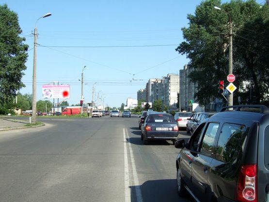 Фото рекламної площини за адресою перехрестя вул.Прибузька - Старокостянтинівське шосе (стоянка). неподалік: автостоянка, шиномонтаж, АЗК, супермаркет "Вопак", непродовольчий ринок (від центру)