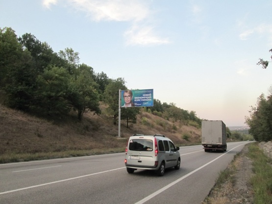 Фото рекламної площини за адресою Окружная дорога (траса М-03 км 481+485) от ул. Залютинской в сторону Лозовеньковского просп., ул. Клочковской, из города в сторону Малой Даниловки