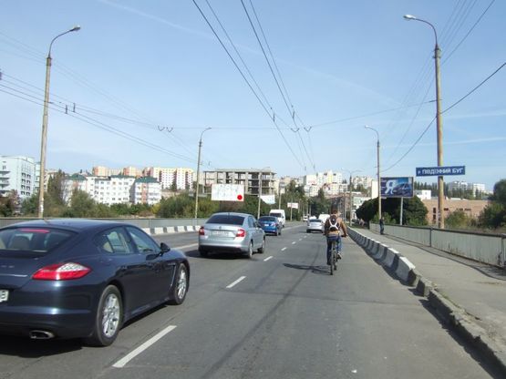 Фото рекламної площини за адресою вул.Свободи, мост через р.П.Буг. неподалік: автосалон "Ниссан" (центр)