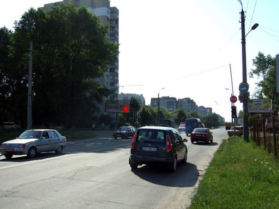 Фото рекламної площини за адресою перехрестя Старокостянтинівське шосе - вул.Прибузька (висотка). неподалік: автостоянка, шиномонтаж, АЗК, супермаркет "Вопак", непродовольчий ринок (в центр)