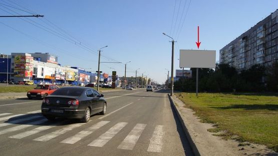 Фото рекламной плоскости по адресу 105А,вул. Березинська, біля вул. М. Міхновського, (РОЗМІР РЕКЛАМНОЇ ПЛОЩИНИ 5,8х2,8), навпроти ТРЦ КАРАВАН, ОЛДІ, МАКДОНАЛДС, в центр
